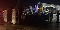 Otomobil ile çarpışan servis minibüsü devrildi: 1 yaralı