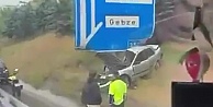 Otomobil trafik levhasına çarptı: 1 yaralı