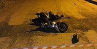 Otomobille çarpışan motosikletin sürücüsü hayatını kaybetti, oğlu ağır yaralandı