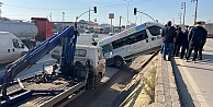 Park halindeki minibüs duvardan yolun kenarına düşerek asılı kaldı