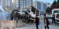 Rampadan inen kamyonet bariyerlere çarptı: 1 yaralı