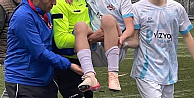 Sakatlanan futbolcuyu maçın hakemi kucağında taşıdı