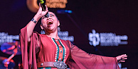 Salon doldu, vatandaşlar dışarıya taştı