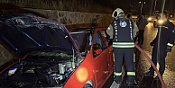 Seyir halindeki otomobilde yangın... Alevleri fark edip son anda indiler