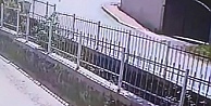 Taksi ile motosiklet kafa kafaya çarpıştı: Kaza kamerada