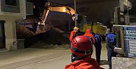 Temel kazısında toprak kaydı, çatırdama sesleri gelen 5 katlı bina boşaltıldı
