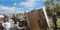 Tırın üstündeki asfalt silindiri yola devrildi: 1 yaralı