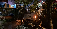 Virajı alamayan iki araç çarpıştı, panelvan evin bahçesine girdi: 1 yaralı