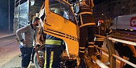 Yön levhasının direğine çarpan kamyonet kağıt gibi ezildi: 1 yaralı