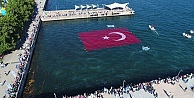 600 metrekarelik rekor büyüklükteki Türk bayrağı, İzmit Körfezi'ni taçlandırdı