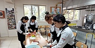 Anadolu Lisesi öğrencileri, okullarında kurulan üretim mutfağında yemek yaparak aşçı olmayı öğreniyor