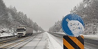 Anadolu Otoyolu ile D-100 kara yolunun Bolu Dağı kesiminde kar etkisini sürdürüyor.