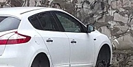 Aracın lastiklerini çaldılar