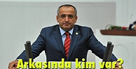 Arkasında kim var?