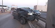 Bariyeri Aşan Otomobil Yön Levhası Direğine Çarparak Durabildi: 3 Yaralı