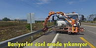 Bariyerler özel araçla yıkanıyor