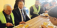 Belediye çalışanlarıyla yemek yedi!