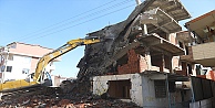 Belediye tehlikeli binayı yıktı