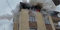 Binanın çatı katı alevlere teslim oldu, 1 kişi dumandan etkilendi