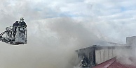 Binanın çatısında çıkan yangın paniğe sebep oldu