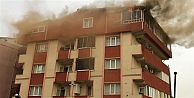 Çayırova'da yıldırımın düştüğü çatı katı alevlere teslim oldu
