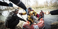 Düzensiz göçmenler Meriç Nehri'ni aşmaya çalışıyor.