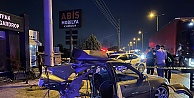 Elektrik Direğine Çarpan Otomobil İkiye Bölündü: 1 Ölü, 1 Yaralı