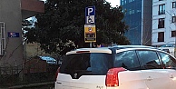 Engelli yerine park etti!