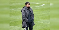 Fikret Özcan Alkış Alıyor