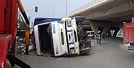 Gebze'de hurda yüklü kamyon devrildi