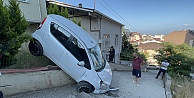Gebze'de İlginç Kaza! Bahçe Duvarına Asılı Kaldı (Video Haber)