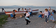 Gölcük'te vatandaşlardan sahil temizliği