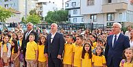 İlk ders zilinde Bıyık'tan öğrencilere destek