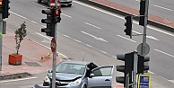 Kaldırıma çıkıp direğe çarptı