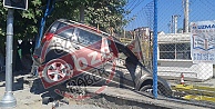 Kaza yapan araç fabrikaya girdi!
