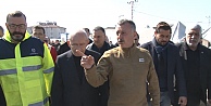 Kemal Kılıçdaroğlu Kocaeli Belediyesi'nin kurduğu çadır kenti ziyaret etti