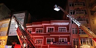 Kocaeli'de bir apartmanın çatı katında çıkan yangın söndürüldü