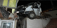 Kocaeli'de iki kamyonet çarpıştı: 3 yaralı