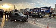 Kocaeli'de iki otomobil çarpıştı, yol trafiğe kapandı: 5 yaralı