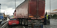 Kocaeli'de otomobil parçaları yüklü kamyonun otomobile çarpması ulaşımı aksattı
