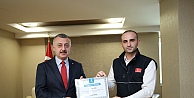 Kocaeli'de rayların kenarındaki kaplumbağanın yardımına koşan vatmana teşekkür belgesi