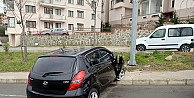 Kontrolden çıkan araç MOBESE direğine çarptı