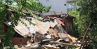 Metruk Evde Yıkım Sırasında Sundurma Çöktü: 2 Kişi Hayatını Kaybetti