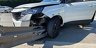 Otomobil Bariyerlere Ok Gibi Saplandı:1 Yaralı