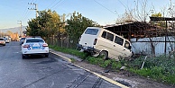 Otomobil İle Çarpışan Minibüs Evin Bahçesine Girdi: 1 Yaralı