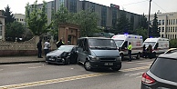 Otomobil Park Halindeki Minibüse Çarptı: 3 Yaralı