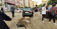 Rögar Kapağına Takılan Otomobilin Hava Yastıkları Patladı: 2 Kişi Yaralandı