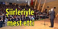 Şiirleriyle mest etti