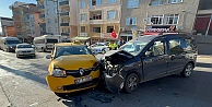 Taksi İle Hafif Ticari Araç Çarpıştı 5 Kişi Yaralandı
