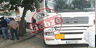 Tır taksiyi ezdi geçti!